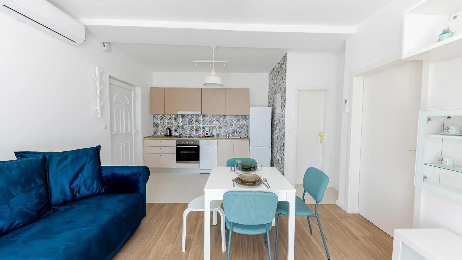 ספליט House Niko T With 6 Apartments