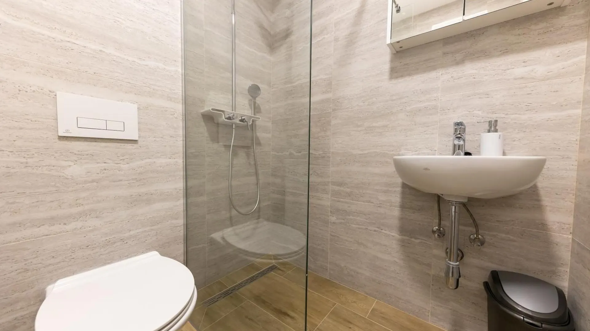 ספליט House Niko T With 6 Apartments
