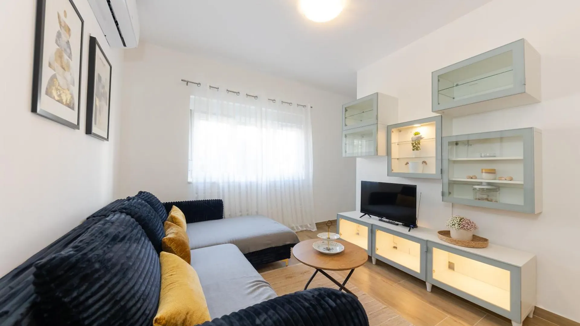 ספליט House Niko T With 6 Apartments