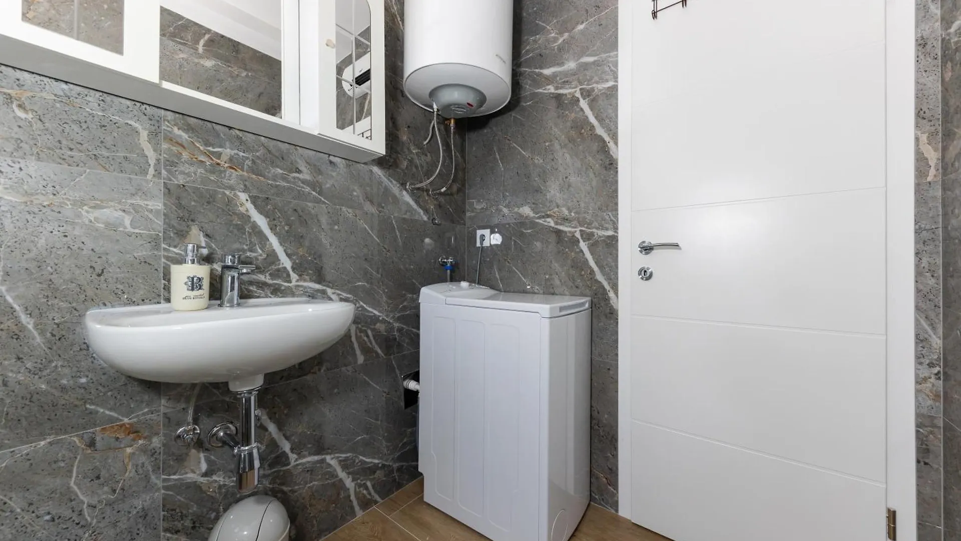 ספליט House Niko T With 6 Apartments 0*,
