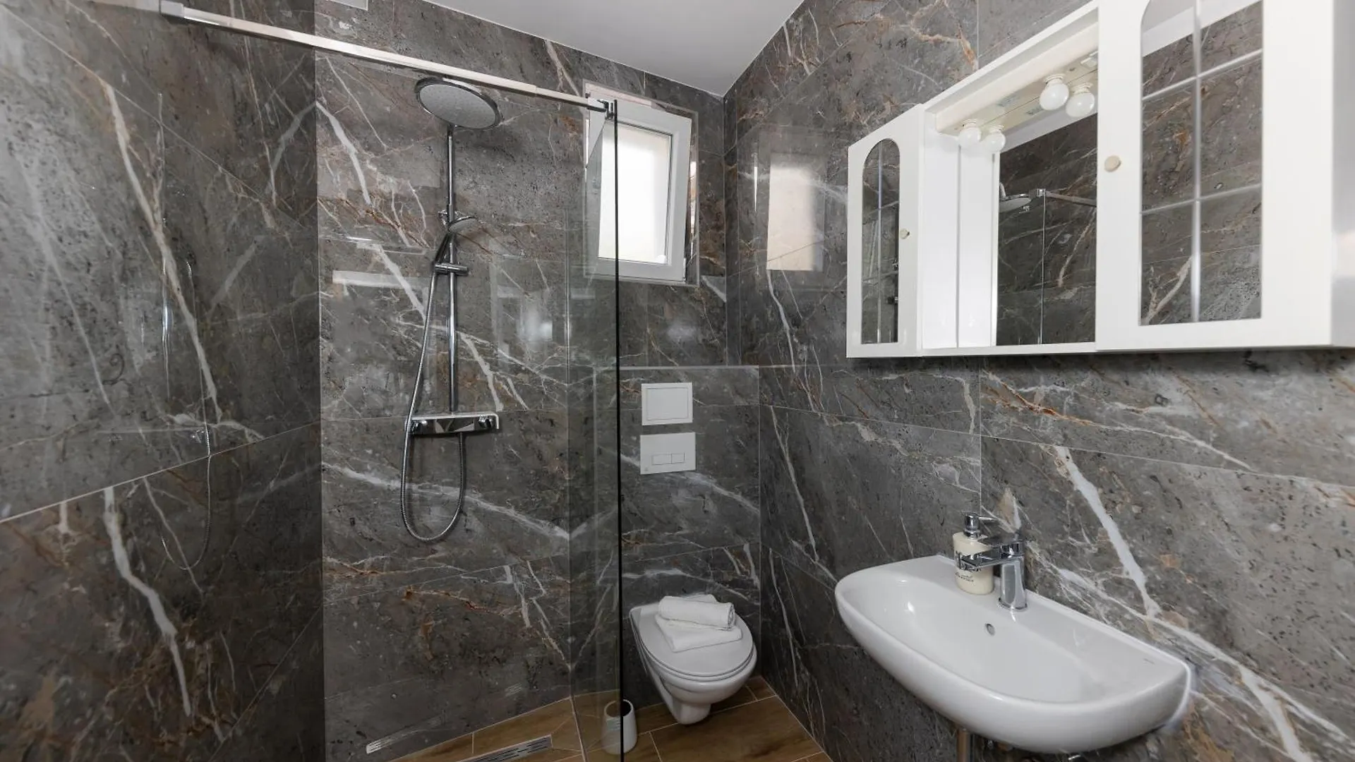 ספליט House Niko T With 6 Apartments