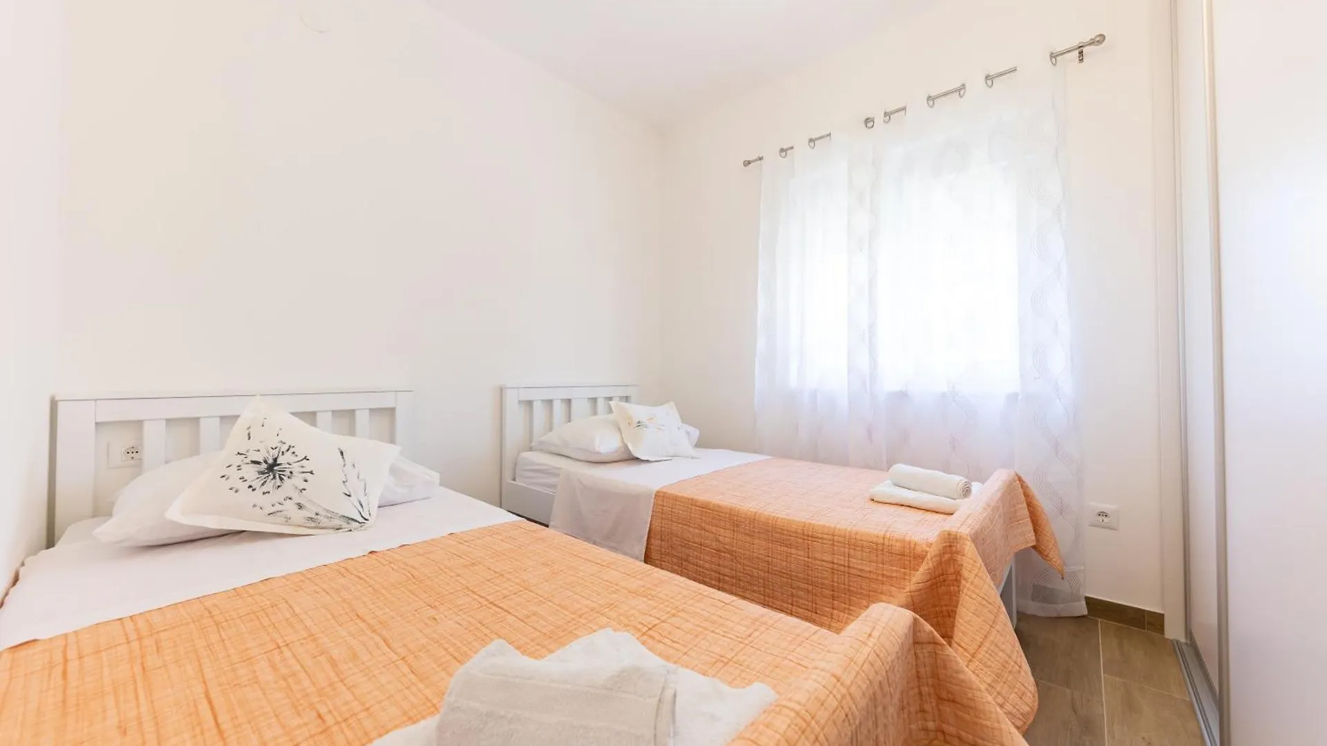 House Niko T With 6 Apartments Σπλιτ
