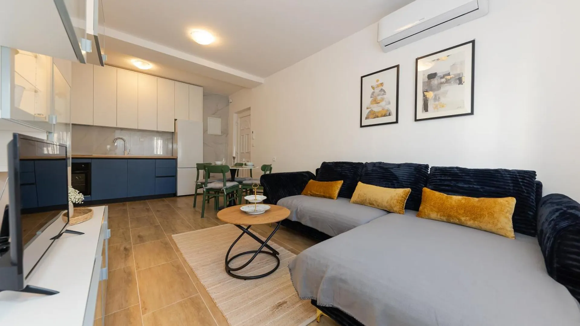 House Niko T With 6 Apartments Σπλιτ