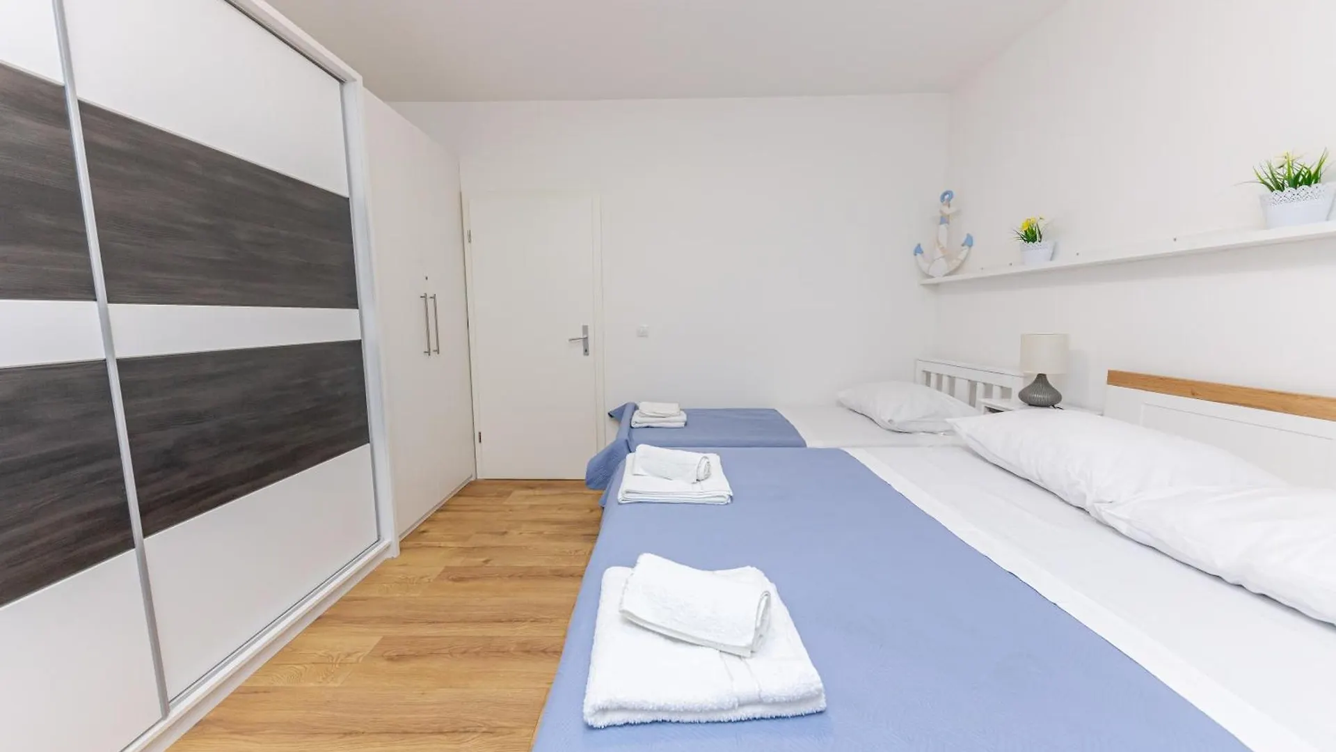 House Niko T With 6 Apartments Σπλιτ